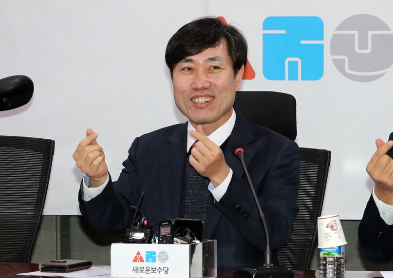 새로운보수당 하태경 책임대표가 5일 오전 서울 여의도 국회 의원회관에서 열린 당대표단-주요당직자 확대연석회의에서 신종 코로나 확산을 예방하기 위해 만든 새로운 인사법으로 인사하고 있다. 연합뉴스