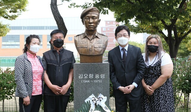 유승민 전 국민의힘 의원이 2021년 10월8일 경남 김해시 김오랑 중령 추모비를 찾아 참배한 뒤 김 중령 친족들과 기념사진을 찍고 있다. 연합뉴스