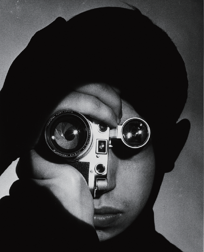 Photographer Dennis Stock holding camera to his face in such a way that the lens and viewfinder appear to be his eyes. 1951. Photo by Andreas Feininger ⓒThe LIFE Picture Collection