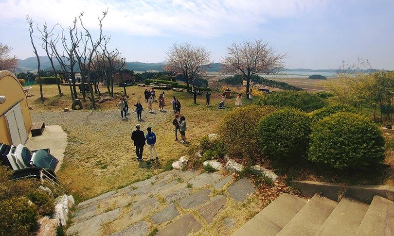 서산창작예술촌을 찾은 시민들이 가로림만 바다가 보이는 운동장을 거닐고 있다. 서산시 제공