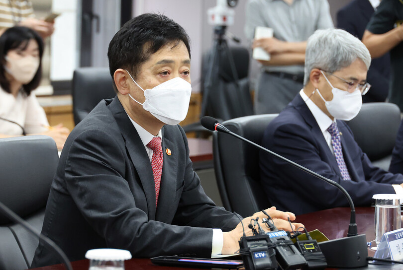 김주현 금융위원장이 2일 오전 서울 종로구 정부서울청사 금융위원회 대회의실에서 산업은행, 예금보험공사, 수출입은행, 기업은행, 신용보증기금, 자산관리공사, 주택금융공사, 서민금융진흥원 등 정책금융기관장들과 간담회를 열고, 경제·금융시장 안정 및 어려운 계층 지원을 위한 방안에 대해 논의했다. 금융위원회 제공