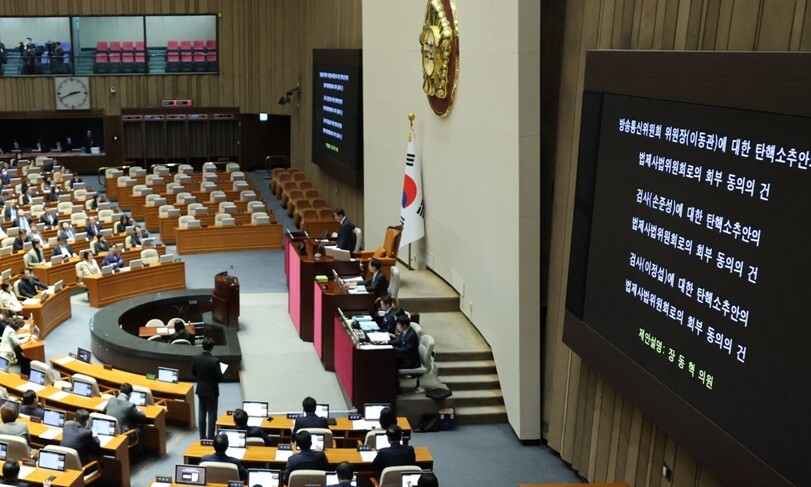 30일 국회 본회의에서 이동관 방통위원장 탄핵안 법사위 회부 동의 건 투표 결과가 나오고 있다. 연합뉴스