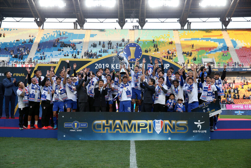 2019 케이이비(KEB)하나은행 축구협회(FA)컵에서 우승한 수원 삼성. 대한축구협회 제공