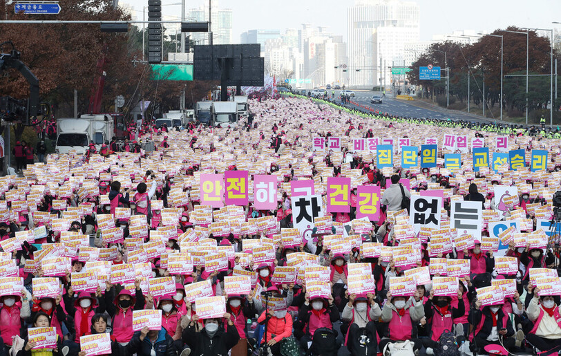 전국학교비정규직노동조합 조합원들이 지난달 25일 오후 서울 영등포구 여의대로에서 총파업대회를 열어 ‘집단임금교섭승리!’ 등이 적힌 손팻말을 들고 구호를 외치고 있다. 이들은 정규직과의 임금 차별 해소와 급식실 폐암 종합대책 마련, 교육교부금 축소 반대 등을 주장했다. 신소영 기자 viator@hani.co.kr