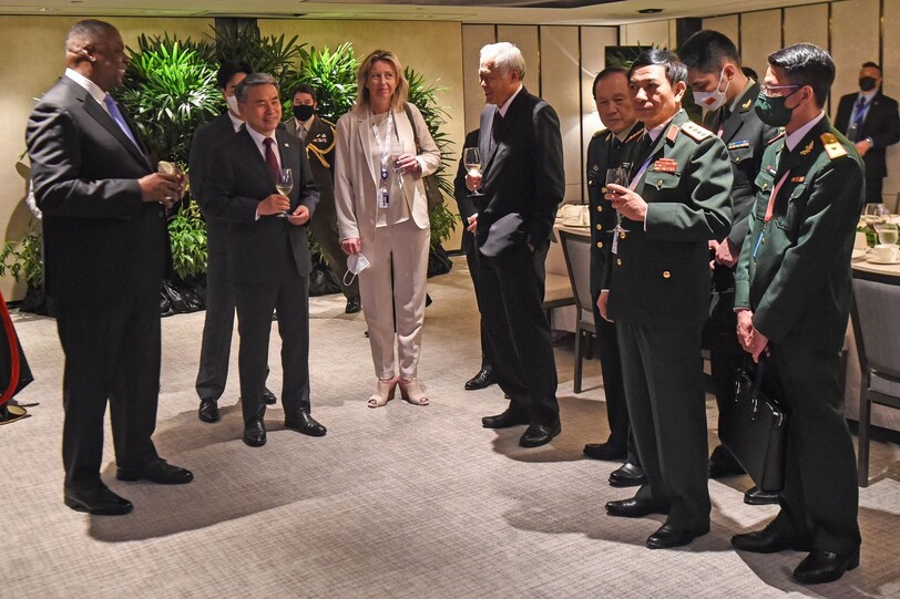 지난 11일 싱가포르 샹그릴라 호텔에서 웨이펑허(장관·오른쪽 셋째) 중국 국방부장과 로이드 오스틴(맨 왼쪽) 미 국방장관이 음료를 들고 있다. 싱가포르/AFP 연합뉴스