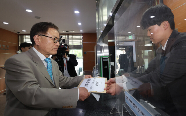 국회에서 진실·화해를위한과거사정리위원회(진실화해위) 위원으로 선출됐으나 50일 만에 대통령실 인사검증 과정에서 탈락했던 허상수(68) 재경제주4.3희생자및피해자유족회 공동대표가 지난 4월20일 오전 서울 용산구 대통령실을 찾아 대통령에게 보내는 임명촉구 의견서를 제출하고 있다. 신소영 기자 viiator@hani.co.kr