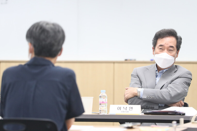 여권 대선주자인 이낙연 전 더불어민주당 대표가 19일 서울 중구 디지털 성범죄 피해자 지원센터에서 피해자 간담회에 참석하고 있다. 이낙연 캠프 제공