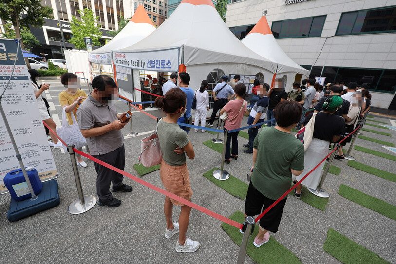 코로나19 신규확진자가 10만285명 발생한 27일 오전 서울 강남구보건소 선별진료소에서 피검자들이 줄을 서 있다. 연합뉴스