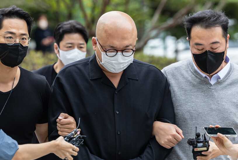 마약 투약 혐의를 받는 유명 작곡가와 사업가인 돈스파이크(본명 김민수)가 28일 오전 구속 전 피의자 심문(을 받기 위해 서울 도봉구 서울북부지법에 출두하고 있다. 연합뉴스