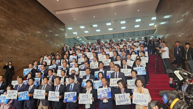 31일 윤석열 대통령 시정연설에 앞서 국회 본청 계단에서 손팻말 시위를 하고 있는 더불어민주당 의원들. 강재구 기자 j9@hani.co.kr