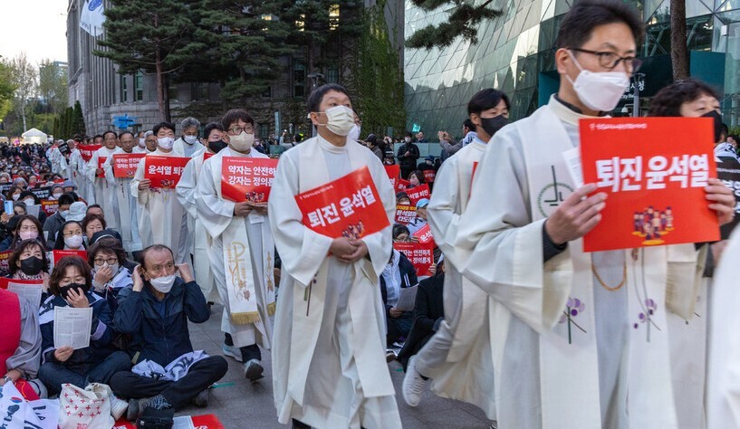 지난 4월10일 서울광장에서 열린 시국기도회에서 제단을 향해 걸어가는 천주교 사제들. 사진 박승화 기자