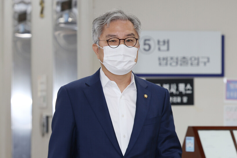 더불어민주당 최강욱 의원이 22일 오전 서울 서초구 중앙지법에서 열린 공직선거법 위반 혐의 관련 2심 공판에 출석하고 있다. 연합뉴스