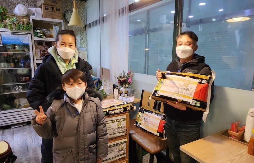 4명에게 새 생명을 주고 하늘로 떠난 문미선(왼쪽 뒤)씨와 가족. 한국장기조직기증원 제공