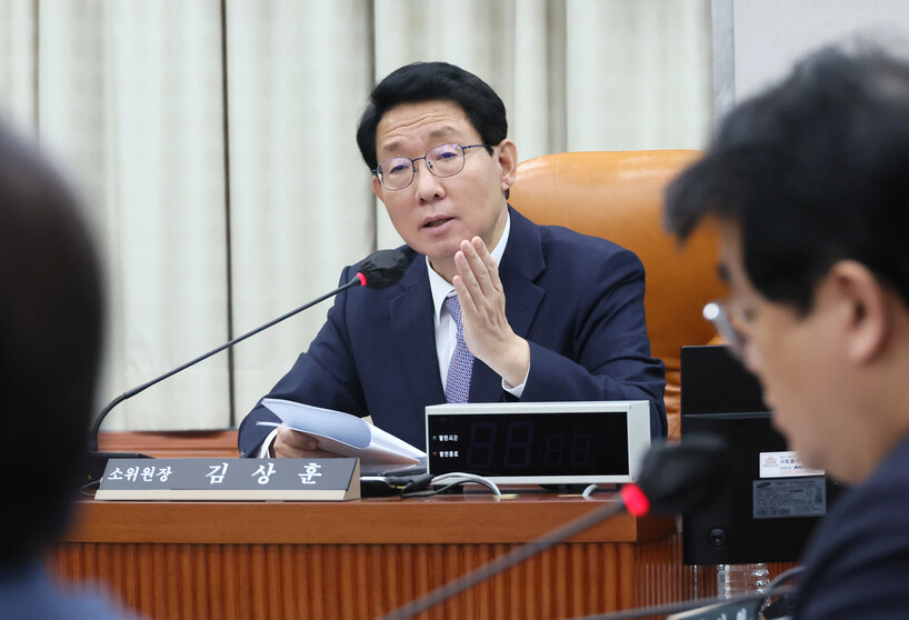 21일 국회에서 열린 정치개혁특별위원회 법안심사제2소위원회에서 김상훈 소위원장이 회의를 주재하고 있다. 연합뉴스