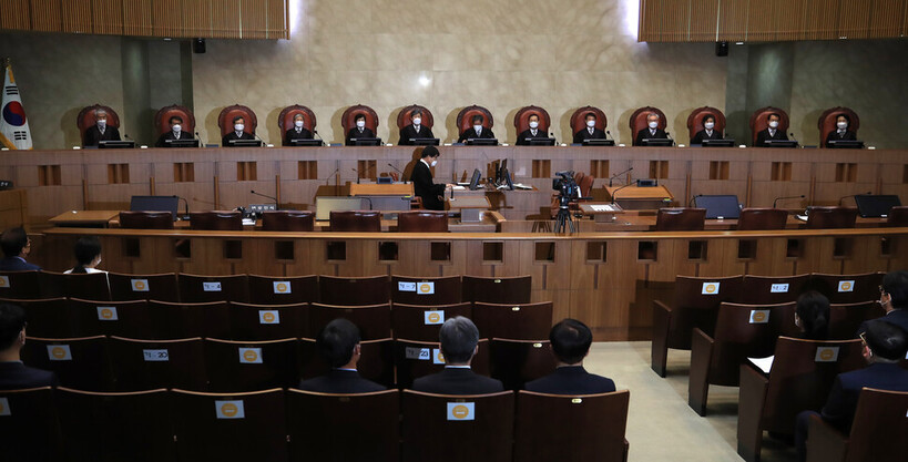 지난해 8월 서울 서초동 대법원에서 긴급조치 발령의 불법성에 관한 대법원 전원합의체 선고가 진행되고 있다. 박종식 기자 anaki@hani.co.kr