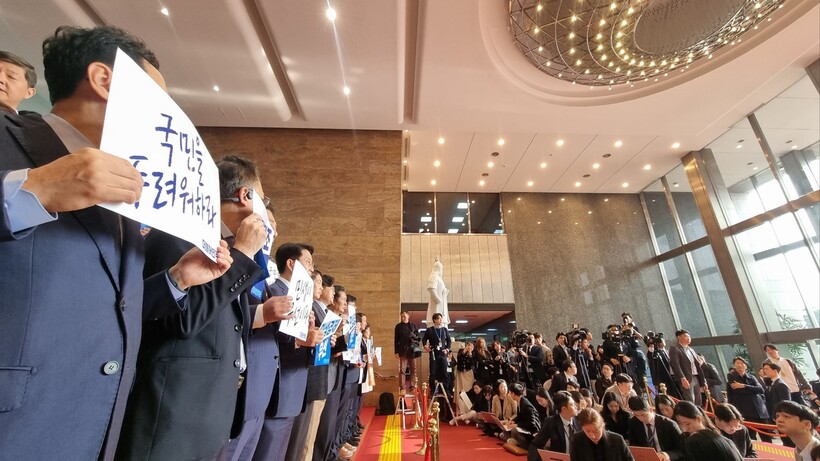 31일 윤석열 대통령 시정연설에 앞서 국회 본청 계단에서 손팻말 시위를 하고 있는 더불어민주당 의원들. 고한솔 기자 sol@hani.co.kr