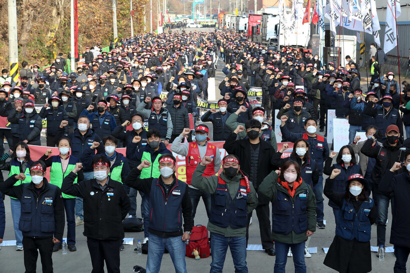 민주노총 공공운수노조 화물연대가 총파업을 시작한 24일 오전 경기 의왕 내륙컨테이너기지(ICD) 제1터미널 앞에서 열린 화물연대 서울경기지역본부 총파업 출정식에 참석한 조합원들이 안전운임제 확대 등의 구호를 외치고 있다. 김정효 기자 hyopd@hani.co.kr