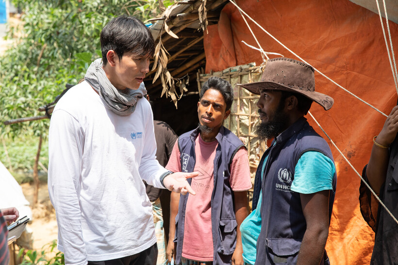 유엔난민기구(UNHCR) 친선대사인 배우 정우성(50)이 2019년 유엔난민기구와 함께 방글라데시를 방문해 난민 자원봉사자들을 만났다. 유엔난민기구 누리집 갈무리