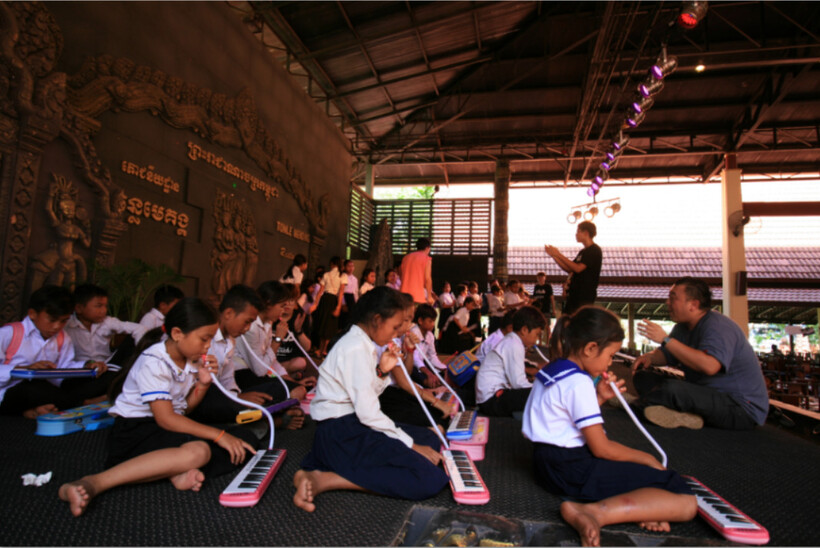 샨티학교는 인도, 네팔 등으로 장기간 트래킹을 하면서 배우고 성장하는 학교다. 사진은 캄보디아에서 교육봉사활동을 하는 모습. 샨티학교 제공