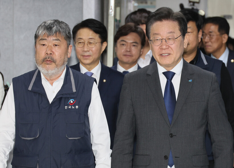 이재명 더불어민주당 대표와 김동명 한국노총 위원장이 15일 오후 서울 영등포구 한국노총에서 열린 2023년 더불어민주당-한국노총 고위급 정책협의회에 참석하고 있다. 연합뉴스