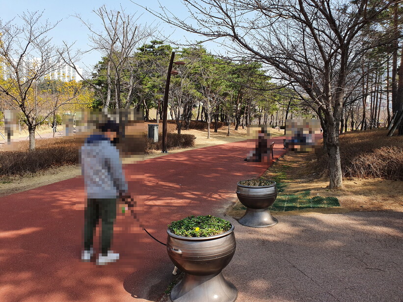 지난달 16일 부산 부산진구의 부산시민공원에서 시민들이 휴식하고 있는 모습. 김영동 기자