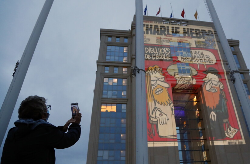지난 21일 프랑스 몽펠리에의 한 호텔 건물 외벽에 빔 프로젝터로 프랑스 주간지 &lt;샤를리 에브도&gt;에 실렸던 이슬람 선지자 무함마드 풍자 만평이 투사되고 있다. 몽펠리에/EPA 연합뉴스