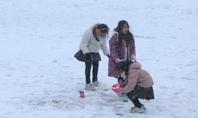 한파가 몰아친 21일 오전 제주시 노형동 한라초 운동장에서 어린이들이 놀고 있다. 연합뉴스
