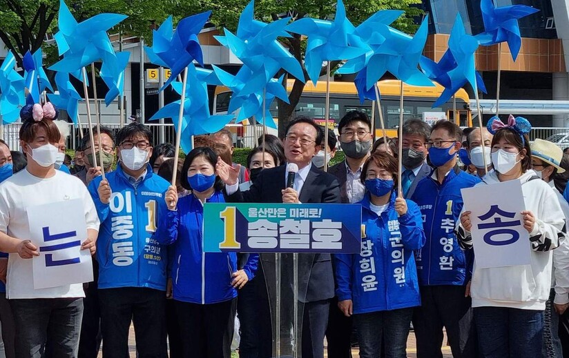 송철호 울산시장은 28일 오후 태화강역 광장에서 기자회견을 열고 시장선거 재선에 도전하겠다고 밝혔다. 신동명 기자