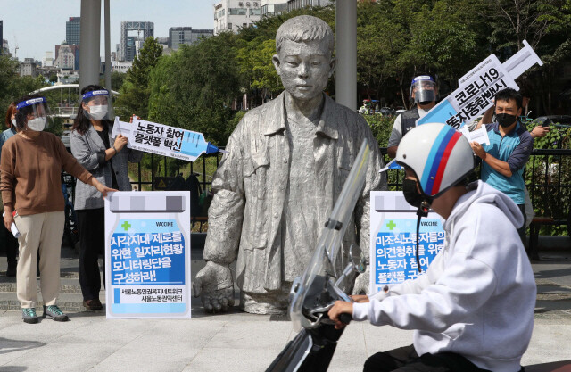 서울노동인권복지네트워크 등 시민단체 활동가들이 지난달 23일 서울 종로구 전태일다리에서 열린 제17차 전태일 50주기 캠페인에서 코로나19 사태 속 노동자들의 고통 해소 대책 마련을 촉구하는 내용이 담긴 행위극을 하고 있다. 박종식 기자 anaki@hani.co.kr