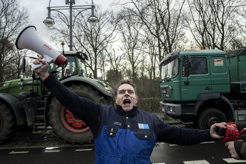 15일 독일 베를린에서 열린 시위에서 한 농부가 정부의 세금 감면 폐지 계획에 반대하며 구호를 외치고 있다. AP 연합뉴스