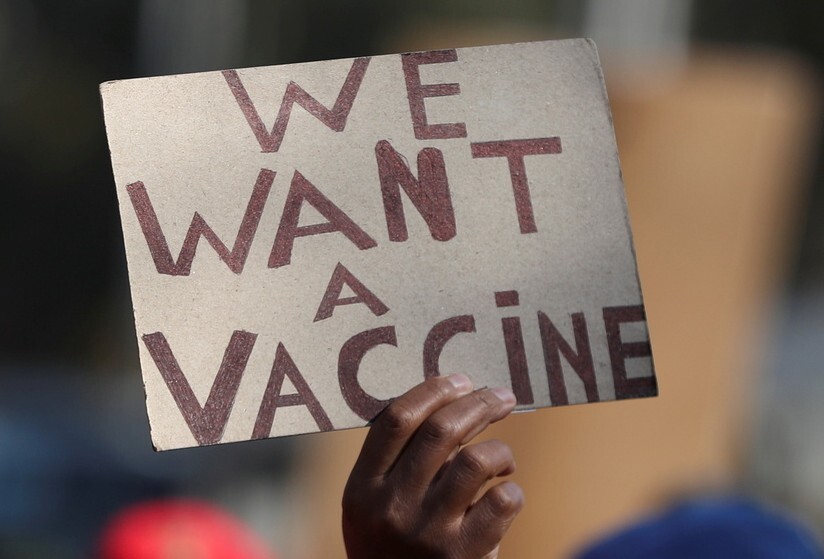 지난 6월25일 남아프리카공화국의 프레토리아에서 한 시민이 백신이 필요하다는 팻말을 들고 있다. 프레토리아/로이터 연합뉴스