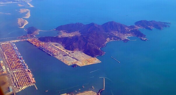 신공항 건설이 추진되는 부산 강서구 가덕도와 부산항신항. 연합뉴스