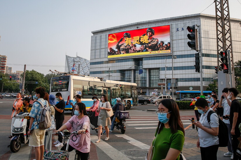 1일 중국 베이징 길거리의 대형 스크린에 중국 인민해방군 건군기념일을 축하하는 영상이 떠 있다. 베이징/EPA 연합뉴스