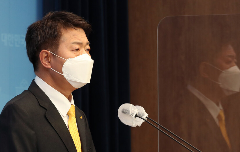 정의당 당대표 선거에 단독 출마한 여영국 전 의원이 9일 오전 국회 소통관에서 기자회견을 하고 있다. 연합뉴스