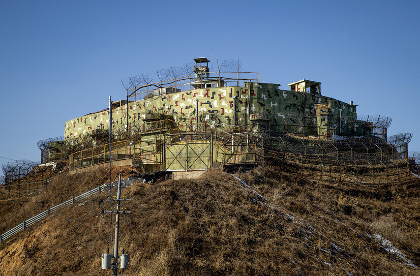 9·19 남북 군사합의'에 따른 비무장지대(DMZ) 내 시범 철수 감시초소(GP) 가운데 역사적 가치를 고려해 장비와 병력을 철수했지만 원형을 보존하기로 한 강원도 고성 지피. 고성 지피는 북한 지피와의 거리가 580m밖에 되지 않는다. 고성/사진공동취재단