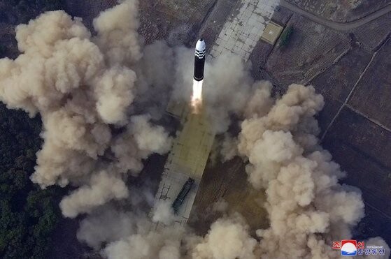 북한은 지난해 3월24일 신형 대륙간탄도미사일(ICBM) 화성-17형의 시험발사를 단행했다고 다음날(3월25일) 밝혔다. 연합뉴스 조선중앙통신