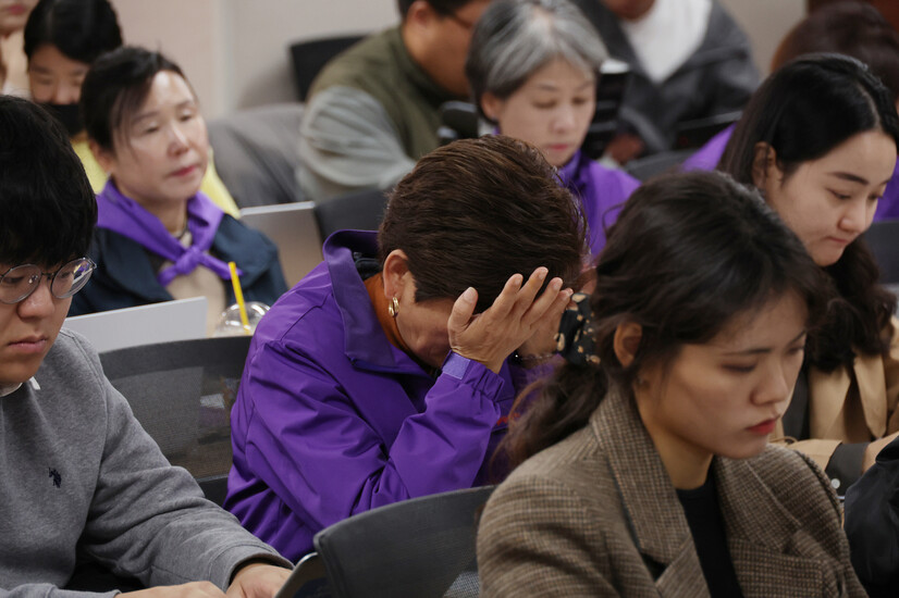 이태원 참사 1주기를 앞둔 23일 오후 서울 종로구 변호사회관에서 열린 ‘10.29 이태원참사 진상규명과제 보고회’에서 한 유가족이 발표내용을 듣다 손으로 얼굴을 가리고 있다. 김혜윤 기자 unique@hani.co.kr