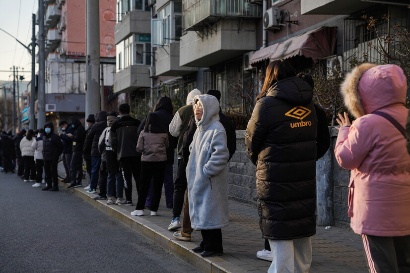 4일 중국 베이징 차오양구의 한 거리에 주민들이 코로나19 검사를 받기 위해 줄 서 있다. 베이징/EPA 연합뉴스