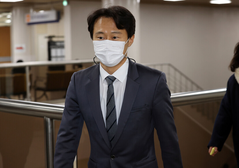 더불어민주당 이탄희 의원이 15일 오후 서초구 서울중앙지법에서 열리는 임종헌 전 법원행정처 차장의 사법행정권 남용 의혹 재판에 증인으로 출석하기 위해 법정으로 향하고 있다. 연합뉴스