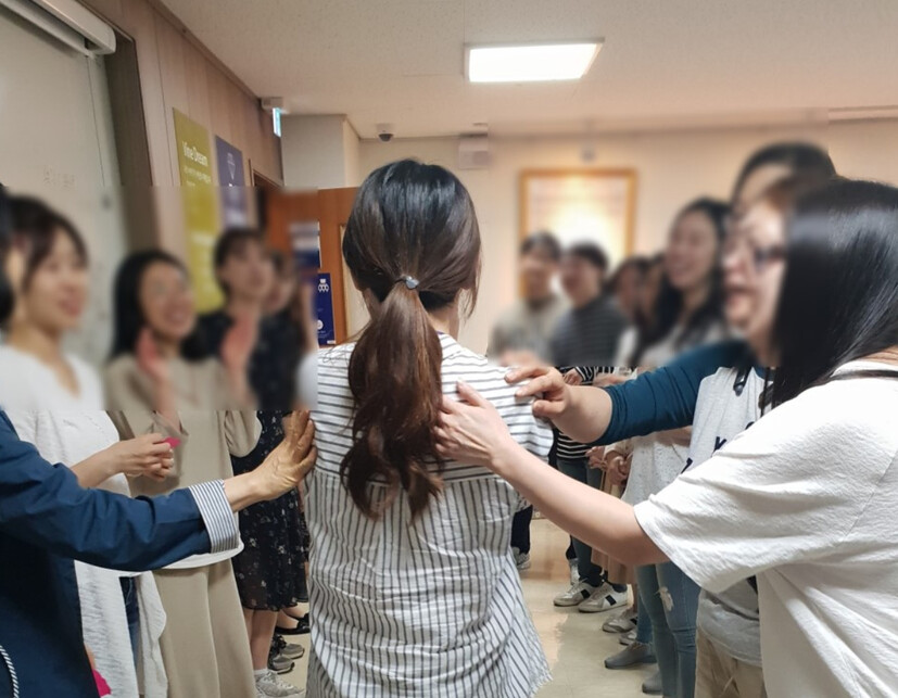 버츄코칭리더 교사성장학교에서 교사들이 만나고 있는 모습. 권영애 소장 제공