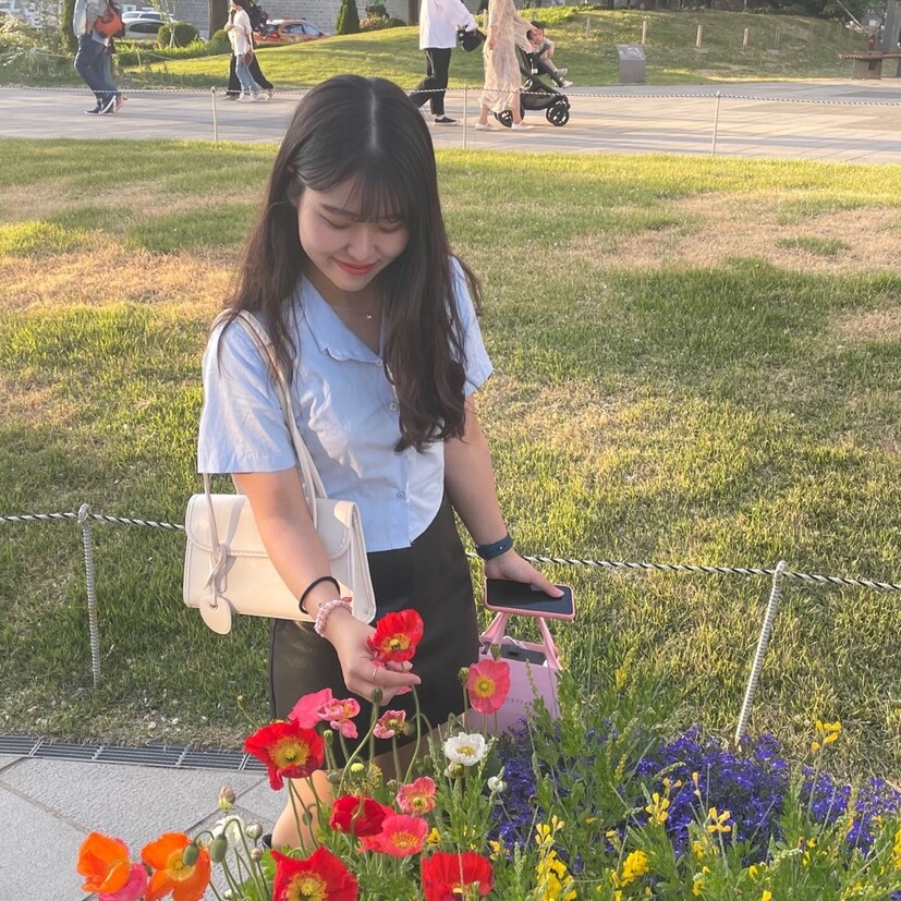 유연주씨가 2022년 5월5일 친구와 공원을 찾아 꽃을 바라보는 모습. 유가족 제공