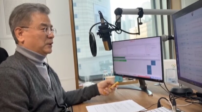 방송인 강석우씨가 &lt;시비에스&gt;(CBS) 음악FM ‘강석우의 아름다운 당신에게’에서 청취자들에게 마지막 방송을 진행하고 인스타그램에 올린 게시물. 인스타그램 영상 갈무리.