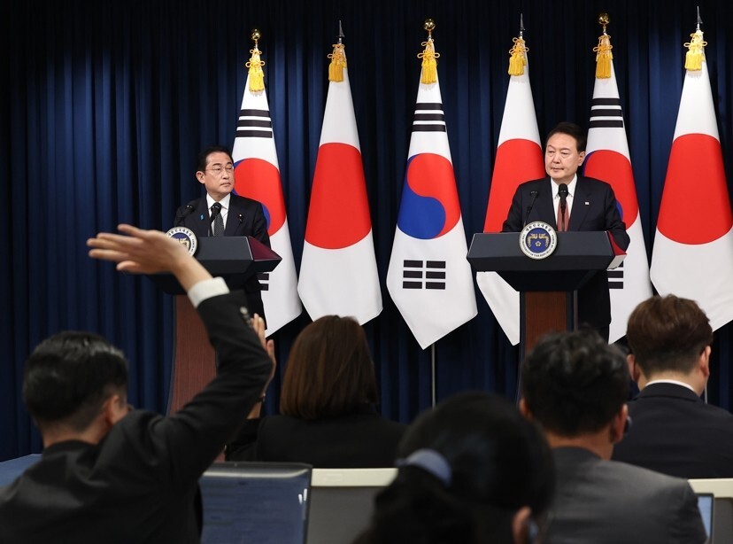 윤석열 대통령과 기시다 후미오 일본 총리가 7일 서울 용산 대통령실 청사에서 열린 공동 기자회견에서 기자들의 질문을 받고 있다. 연합뉴스