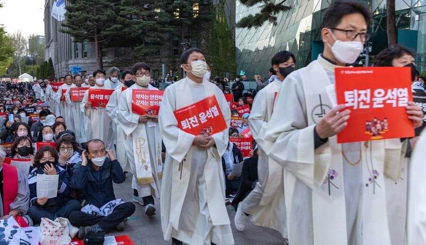 서울광장에서 시국미사를 하고 있는 천주교정의구현전국사제단 신부들. 사진 박승화 기자