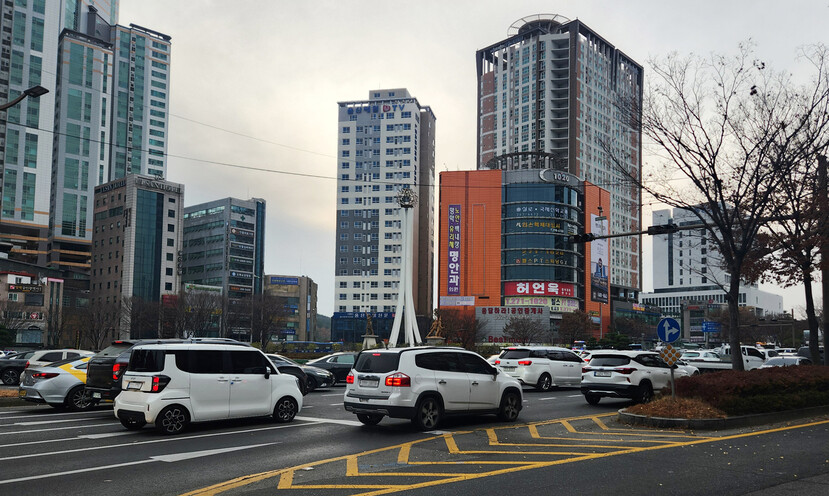 6일 오후 울산시 남구와 울주군 일대에서 발생한 정전으로 공업탑 일대 신호등이 꺼져 차들이 서행하고 있다. 울산/연합뉴스