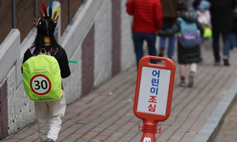 지난해 12월 서울에 이어 지난 4월8일 대전의 한 어린이보호구역(스쿨존)에서도 음주운전 차량에 초등학생이 치어 숨지는 일이 발생했다. 사진은 서울 강남구 언북초등학교 앞에서 형광색 커버가 씌워진 가방을 멘 학생이 하교하는 모습.&nbsp; 연합뉴스