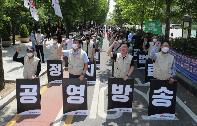 전국언론노조 등 언론 현업단체는 지난 5월11일 오전 서울 여의도 국회 앞에서 집회를 열어 공영방송 지배구조 개선 법안 처리를 국회에 촉구했다. 신소영 기자 viator@hani.co.kr