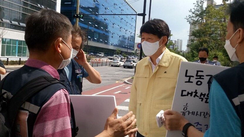 안경덕 고용노동부 장관이 5일 오후 폭염 대응 상황을 점검하기 위해 경기도 고양시 물류센터를 방문해 현장 노동자들과 대화를 나누고 있다. 공공운수노조 제공