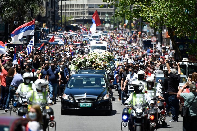 6일 우루과이 몬테비데오에서 타바레 바스케스 전 대통령의 운구차가 장례식장으로 향하고 있다. 몬테비데오/AFP 연합뉴스