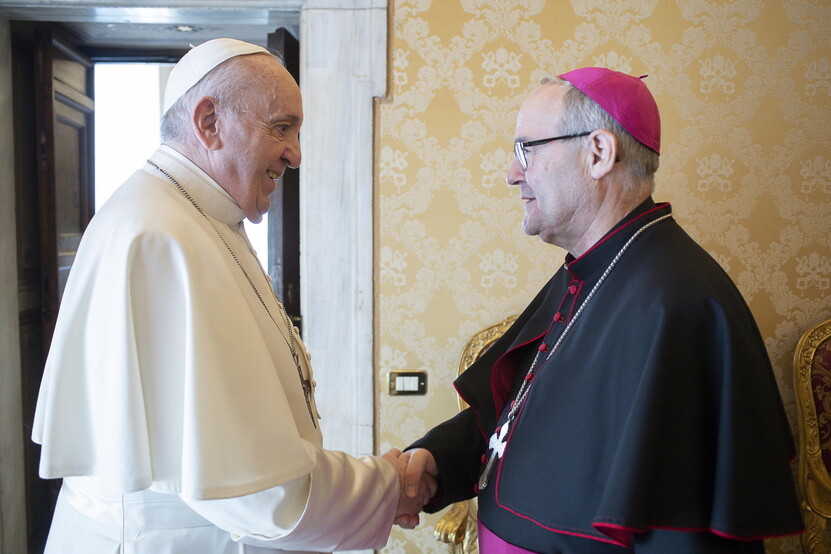 프란치스코 교황(왼쪽)이 10일 바티칸 교황청에서 톨레도 대주교 몬시뇨르 프란치스코 케로 차베스의 알현을 받고 있다. 사진은 바티칸 교황청이 찍어 제공했다. 바티칸/EPA 연합뉴스